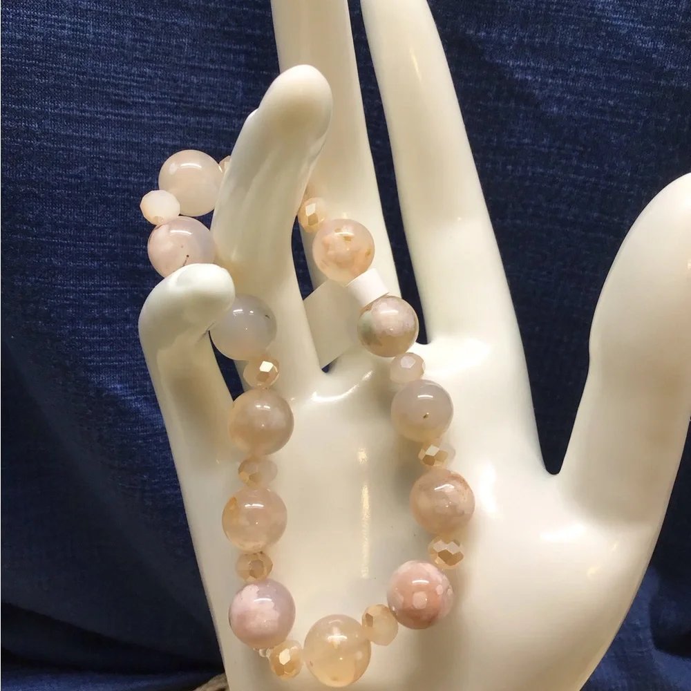 Elegant Beaded Bracelet in Soft Pink and Cream - Picture 1 of 1